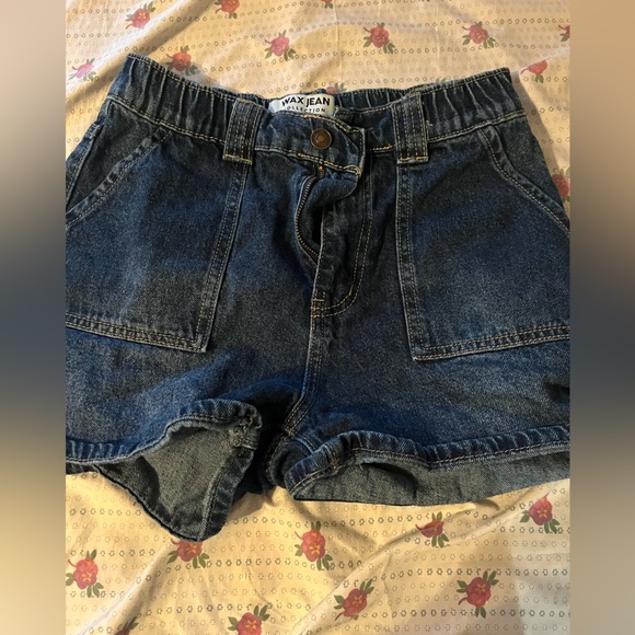 Cute Jean shorts - Picture 2 of 2